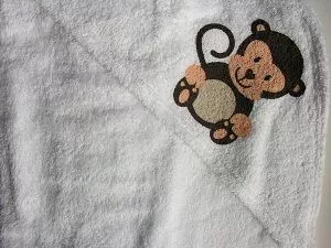 Baby bruin frottír fürdőlepedő kapucnis 80 x 120 cm fehér különböző mintával